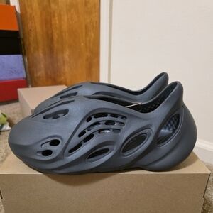 Yeezy Foam RNR Carbon